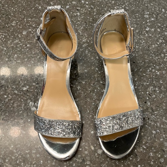 Expressions sz 9 Jasmin Silver Glitter Low Heel Wedge Sandals - Picture 9 of 9